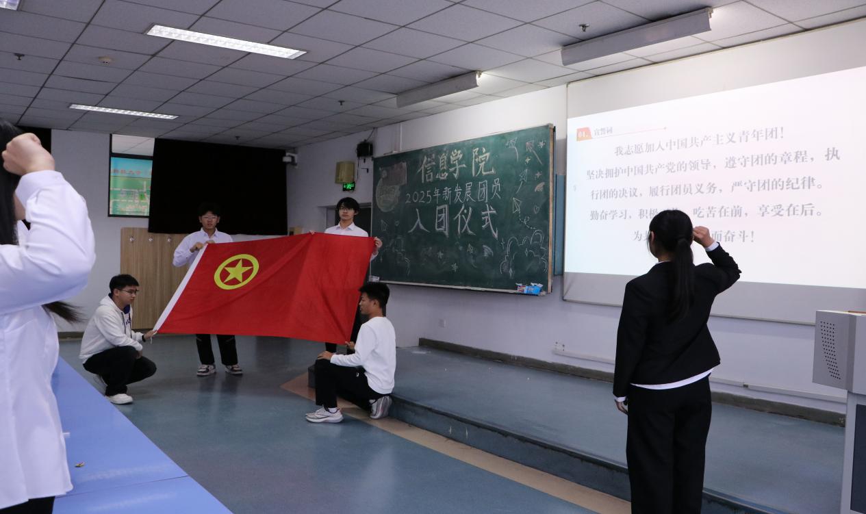 从共青团“党的助手和后备军”的定位