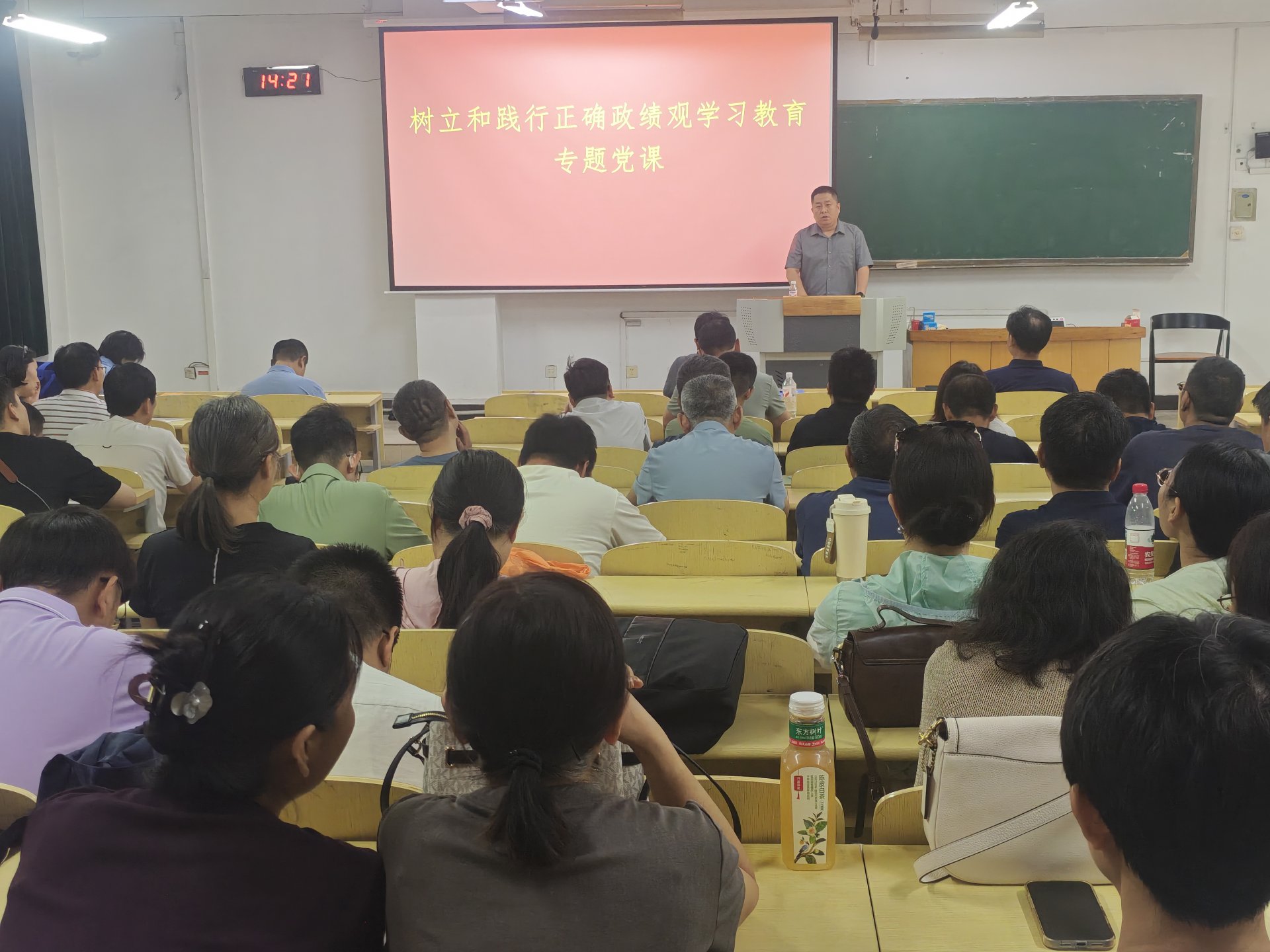 分别就本学期主要工作成效进行了汇报
